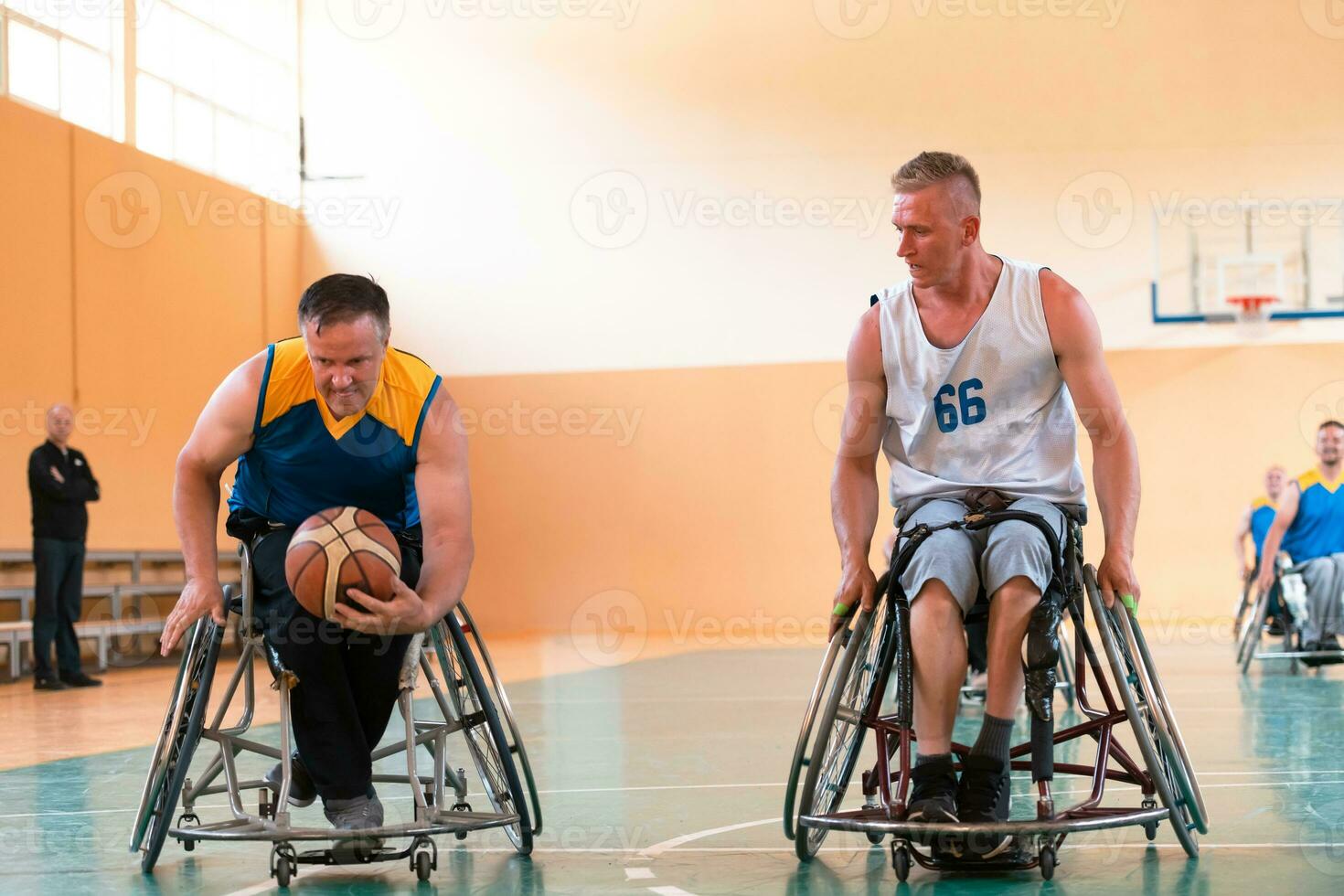 Desativado guerra ou trabalhos veteranos misturado raça e era basquetebol equipes dentro cadeiras de rodas jogando uma Treinamento Combine dentro uma Esportes Academia corredor. deficiente pessoas reabilitação e inclusão conceito foto