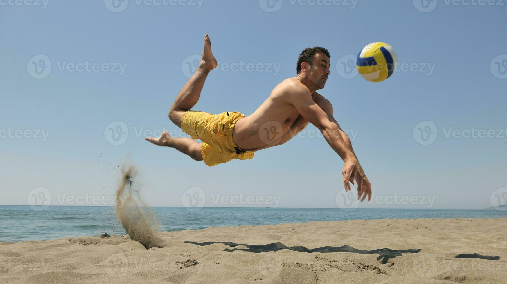 jogador de vôlei de praia masculino foto