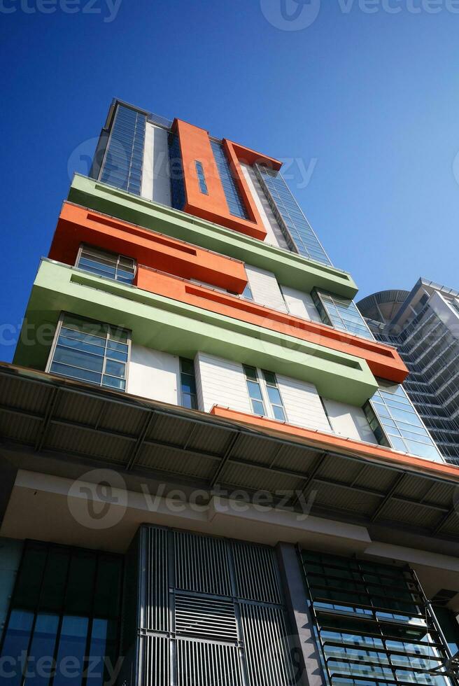 moderno construção às ensolarado dia e Claro azul céu foto