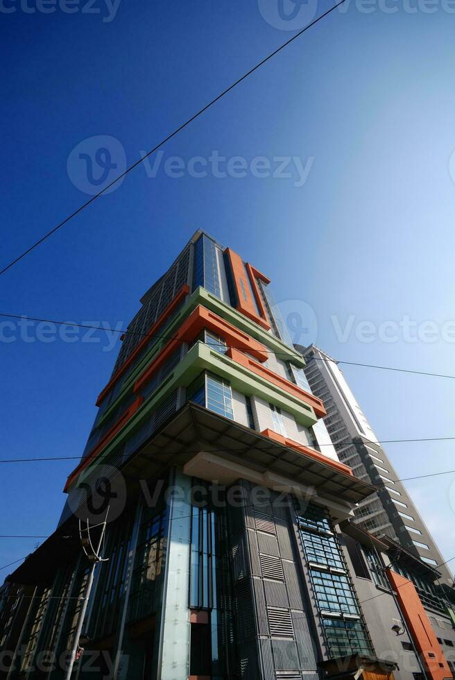 moderno construção às ensolarado dia e Claro azul céu foto