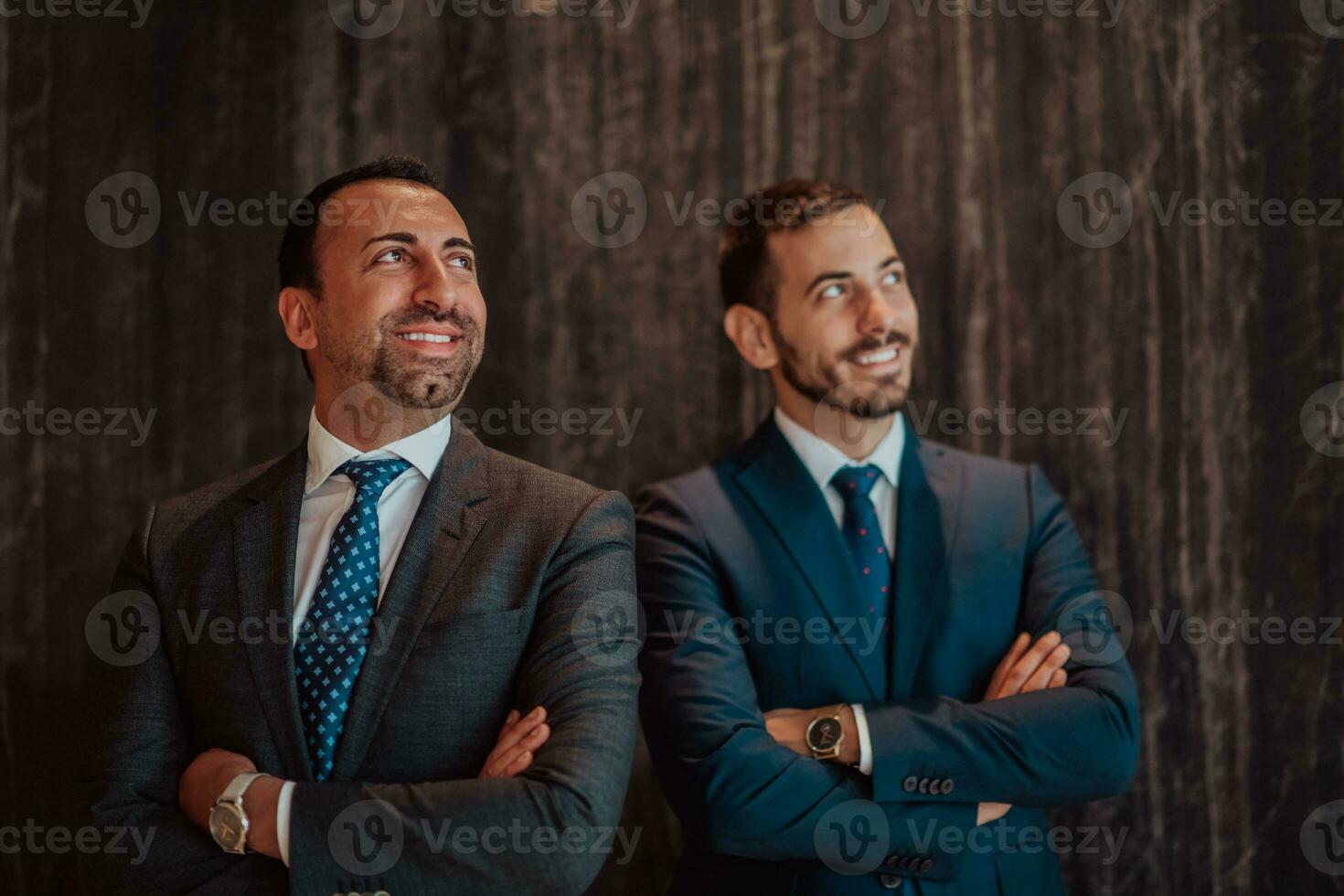 retrato do dois homem de negocios dentro uma terno com dele braços cruzado dentro uma moderno escritório prédio. seletivo foco foto