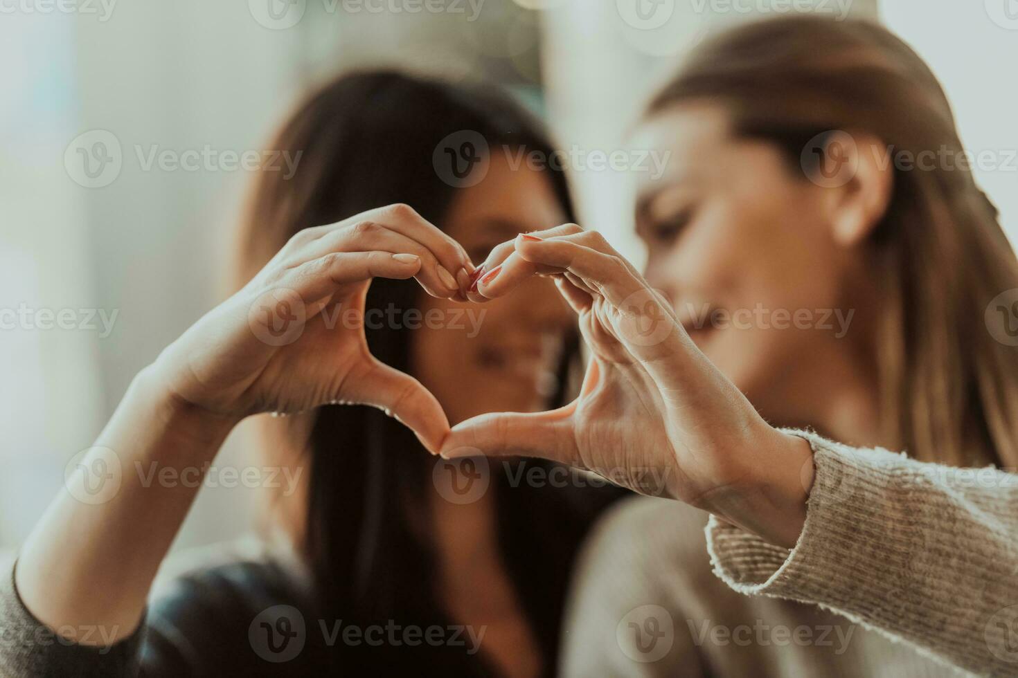 diversas meninas casal de lésbicas abraçando. elegante e legal geração z mulheres namorando apaixonados desfrutam de relacionamentos românticos i foto