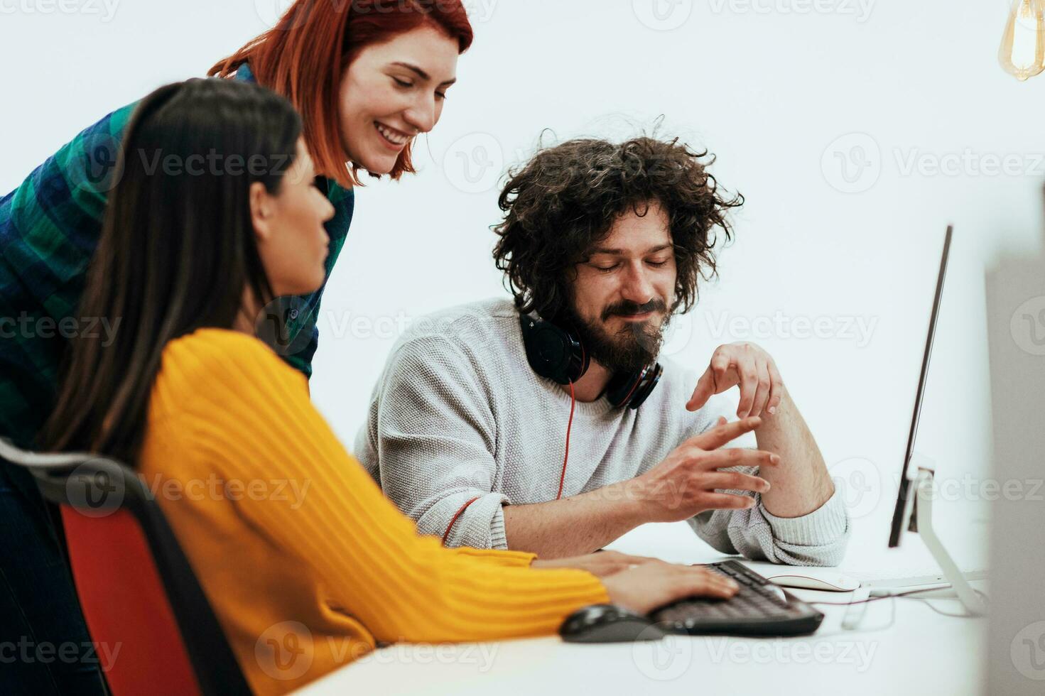 multiétnico grupo do empregados trabalhando dentro uma marketing empresa. uma grupo do colegas é trabalhando em uma projeto dentro moderno escritórios foto