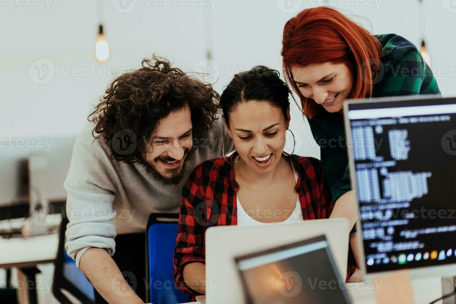 multiétnico grupo do empregados trabalhando dentro uma marketing empresa. uma grupo do colegas é trabalhando em uma projeto dentro moderno escritórios foto