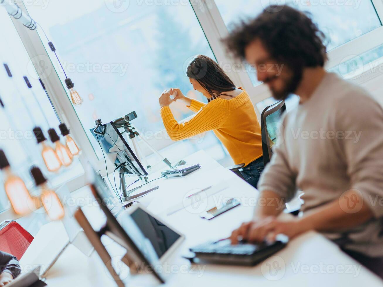 uma jovem mulher usando uma Câmera para presente dela o negócio com conectados clientes foto