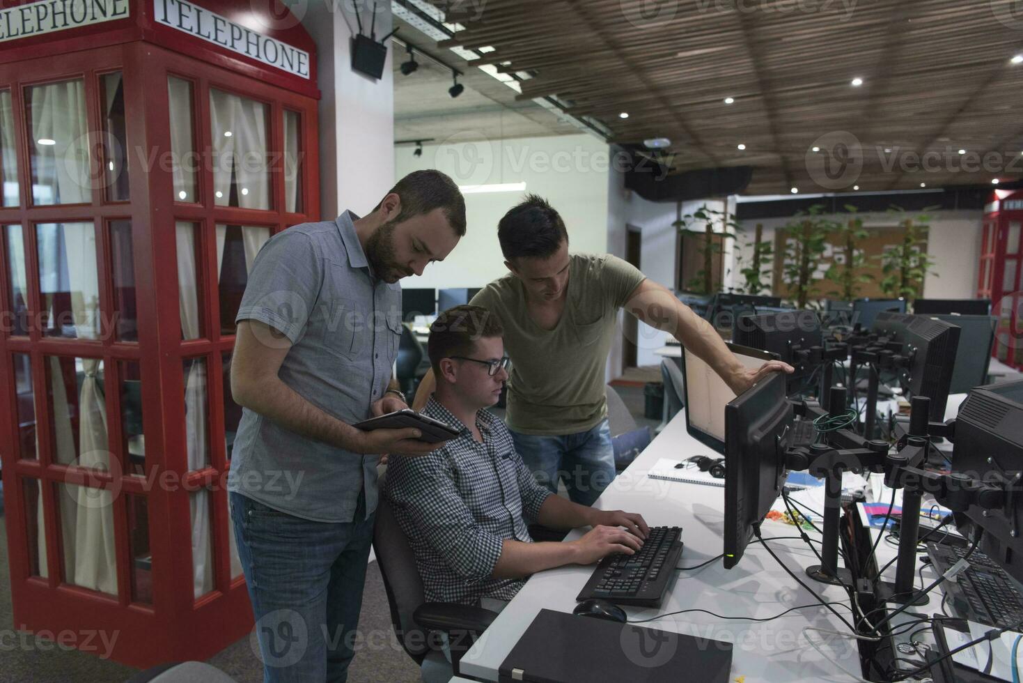 grupo de empresários de inicialização trabalhando em equipe para encontrar solução foto