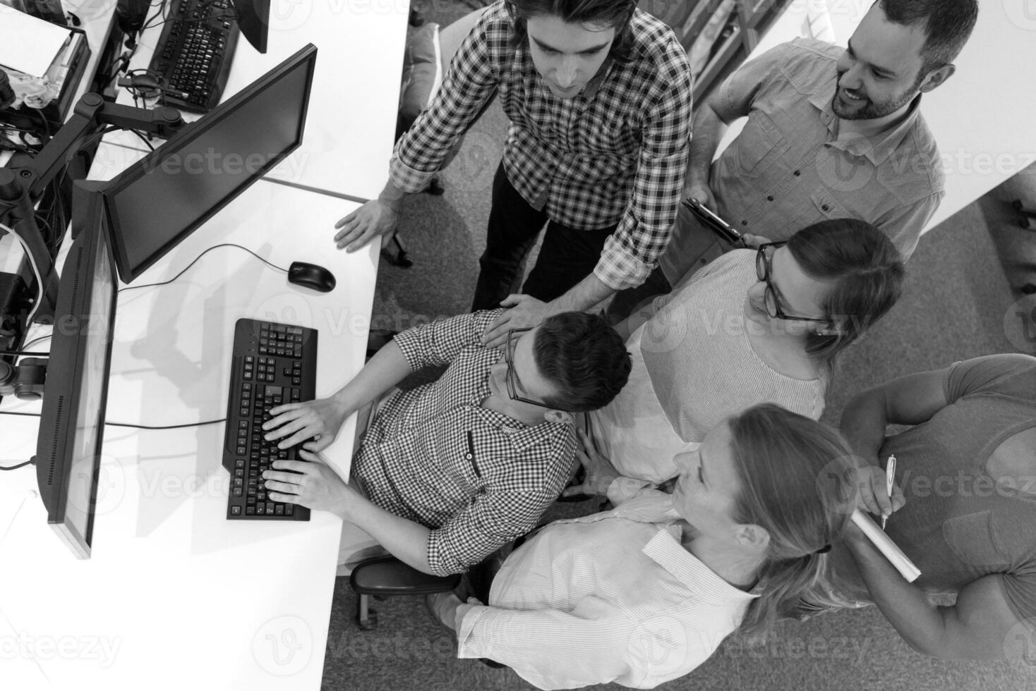 grupo de empresários de inicialização trabalhando em equipe para encontrar solução foto