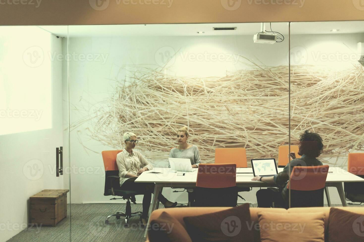 equipe de negócios de inicialização em uma reunião no prédio de escritórios à noite moderna foto