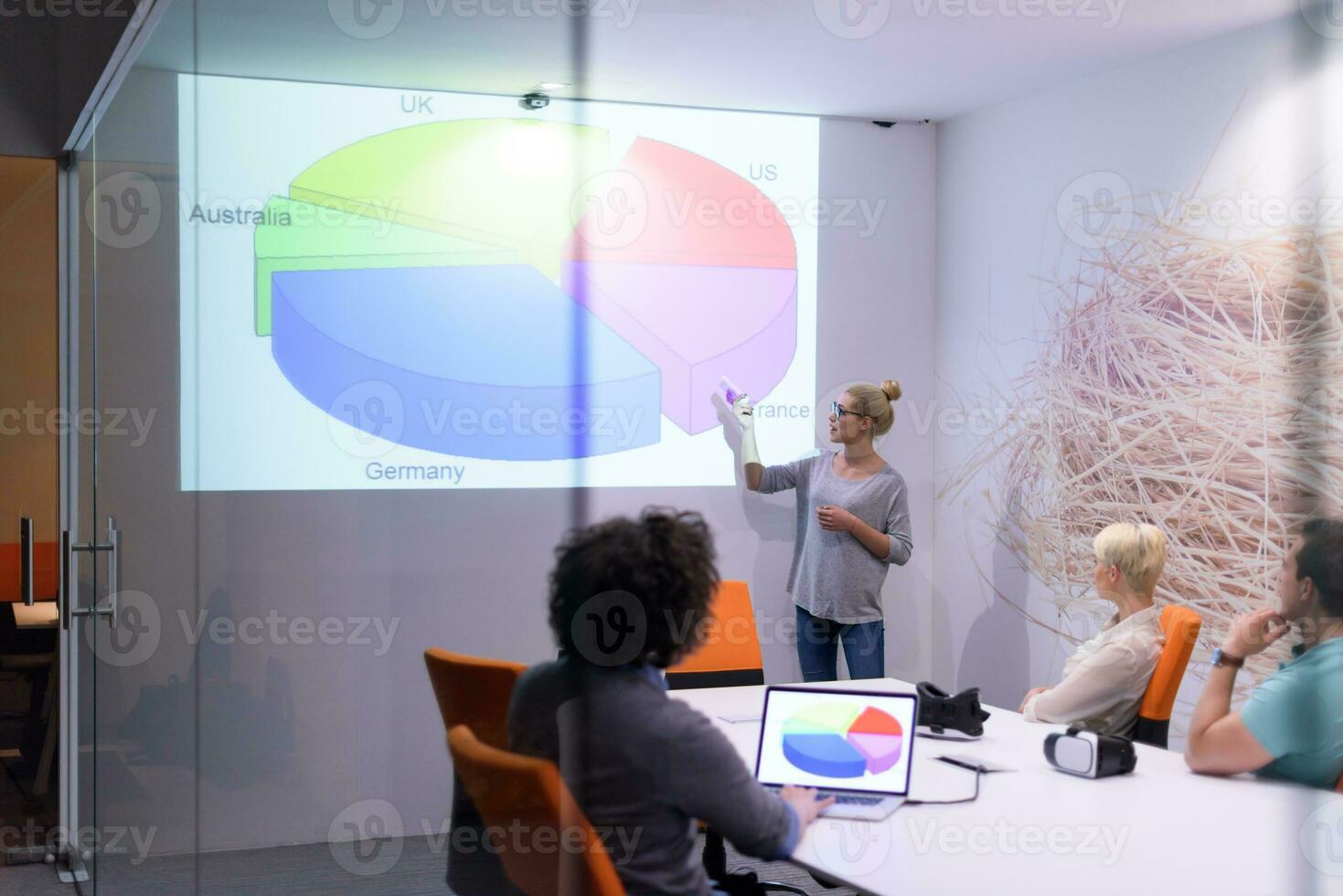 equipe de negócios de inicialização em uma reunião no prédio de escritórios à noite moderna foto