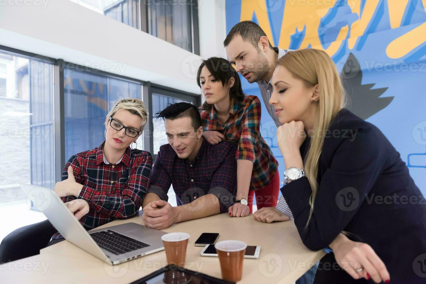 equipe de negócios de inicialização em reunião no escritório moderno foto