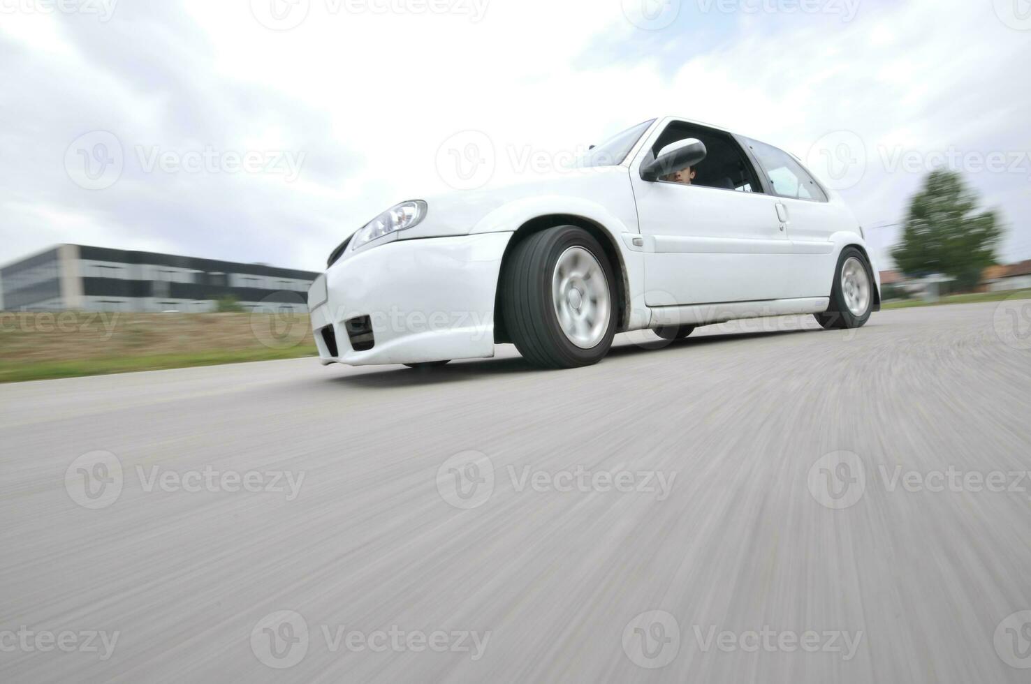 carro rápido em movimento com desfoque de movimento foto