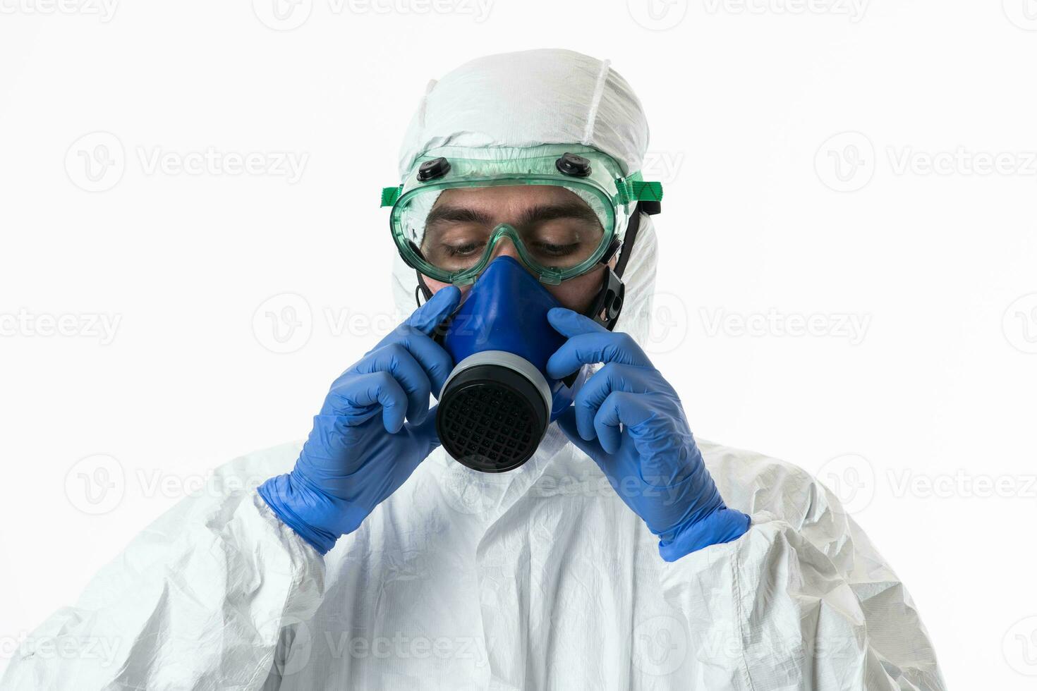 médico vestindo protetora biológico terno e mascarar vencimento para coronavírus 2019-ncov global pandemia Atenção e Perigo fundo contra branco fundo. foto