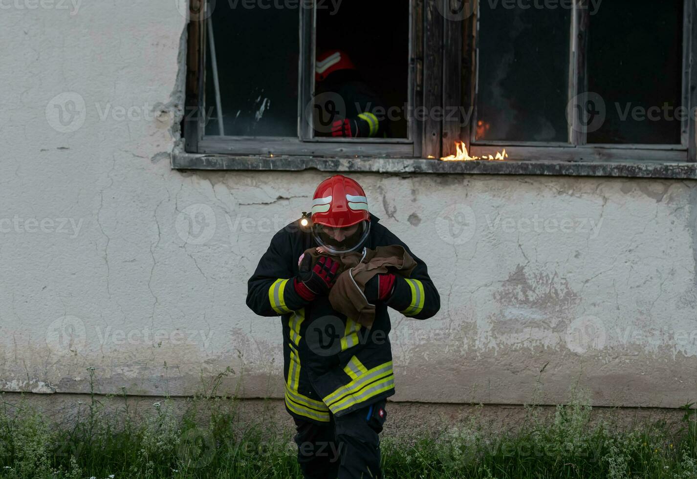 bombeiro herói carregando bebê menina Fora a partir de queimando construção área a partir de fogo incidente. resgate pessoas a partir de perigoso Lugar, colocar foto