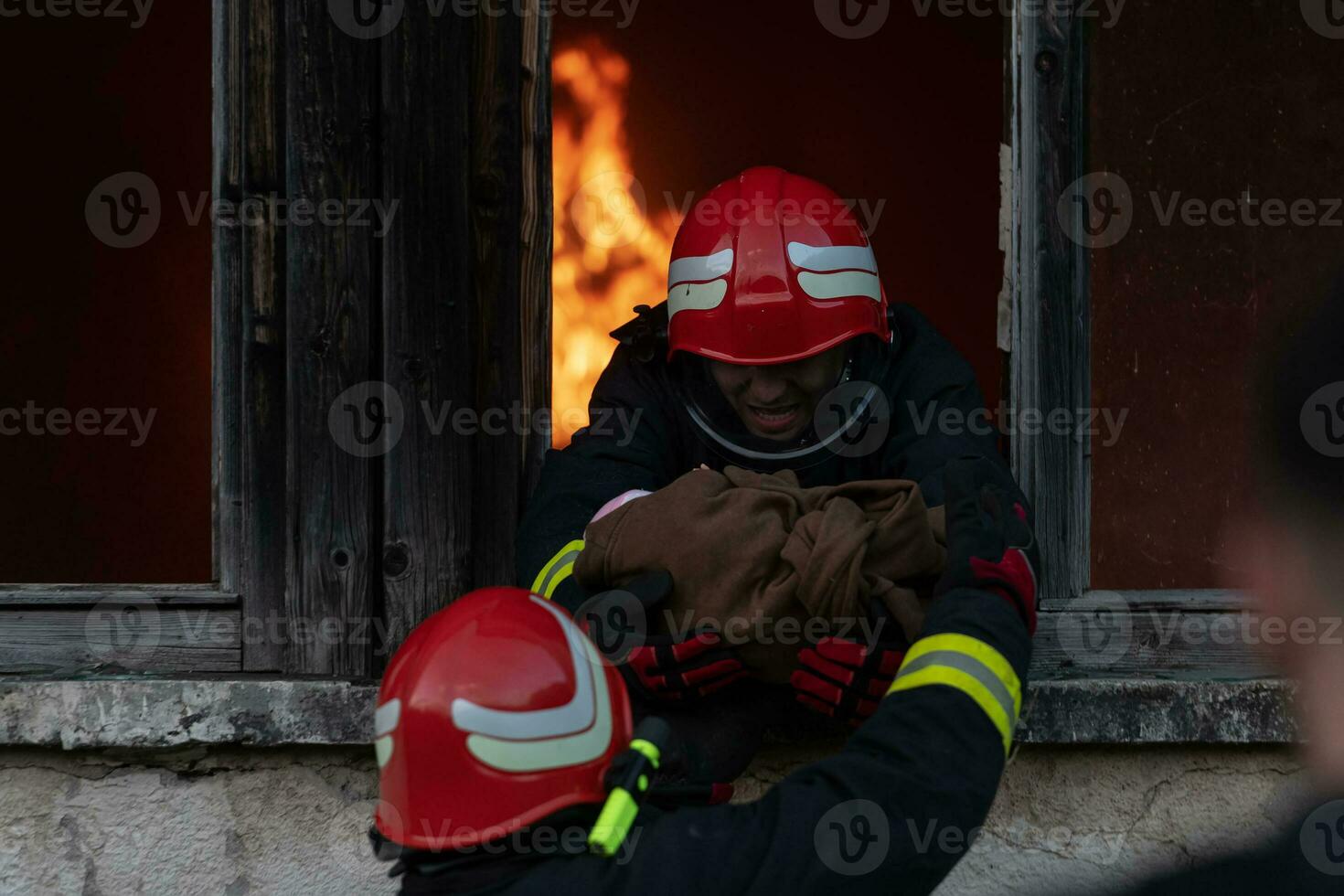 bombeiro herói carregando bebê menina Fora a partir de queimando construção área a partir de fogo incidente. resgate pessoas a partir de perigoso Lugar, colocar foto