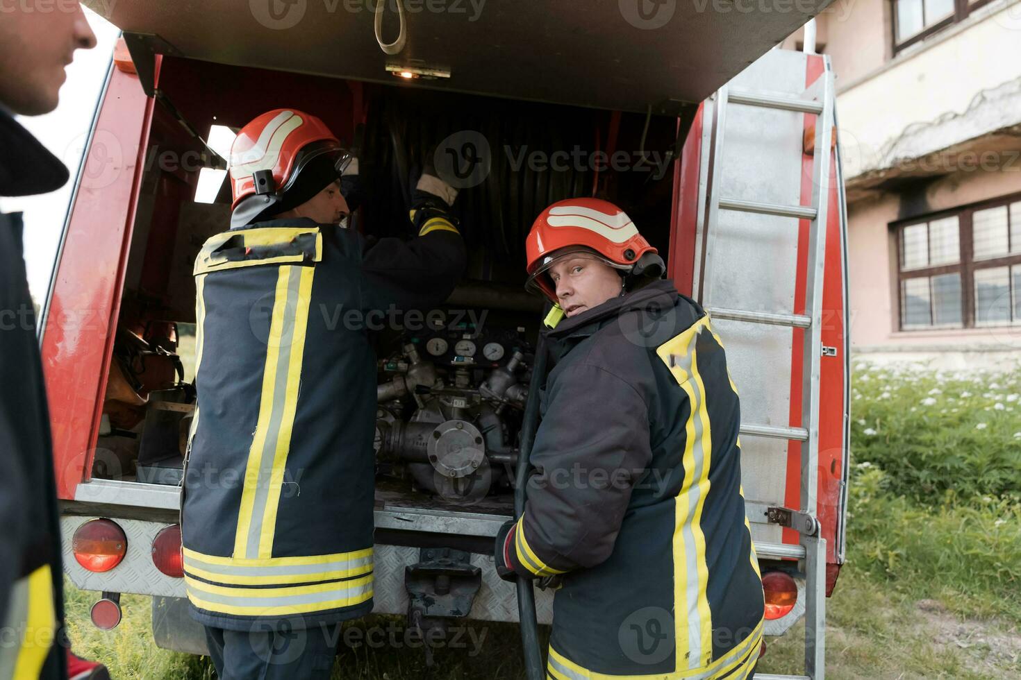 grupo do fogo lutadores em pé confiante depois de uma bem feito resgate Operação. bombeiros pronto para emergência serviço. foto