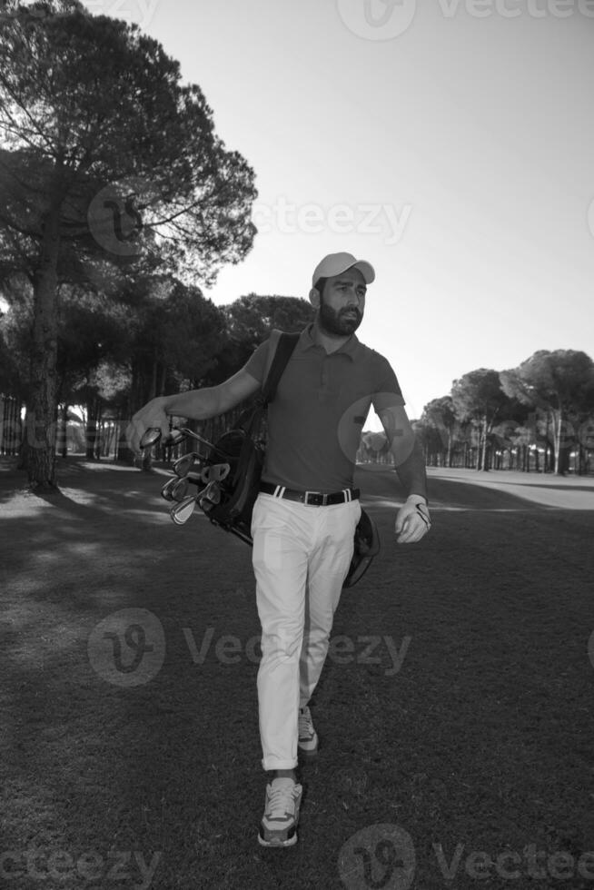 jogador de golfe andando foto