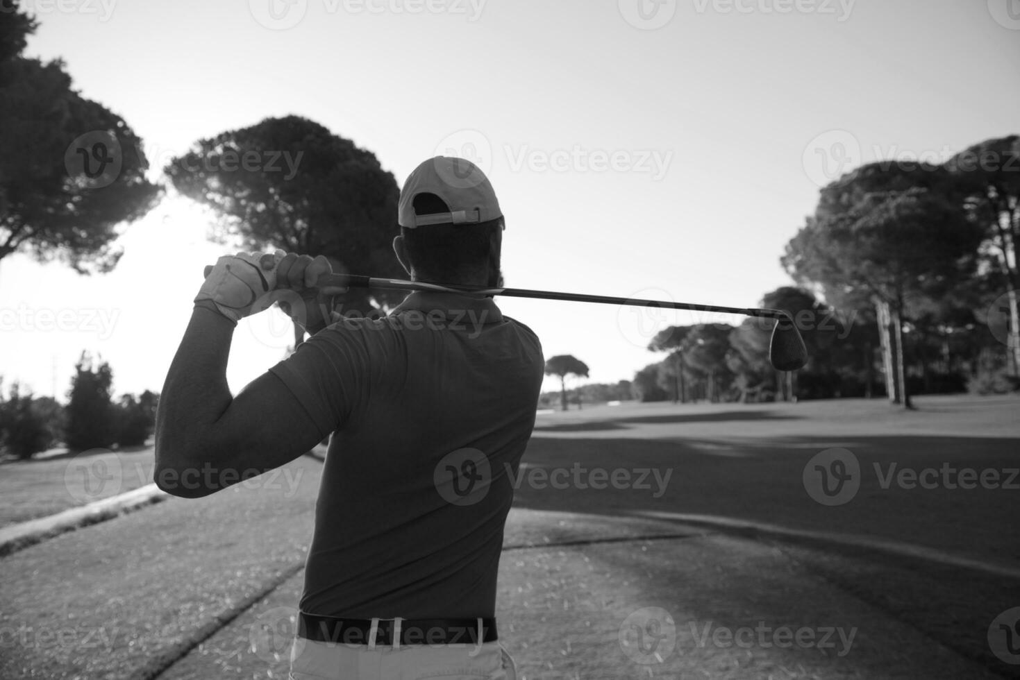 jogador de golfe acertando tiro foto