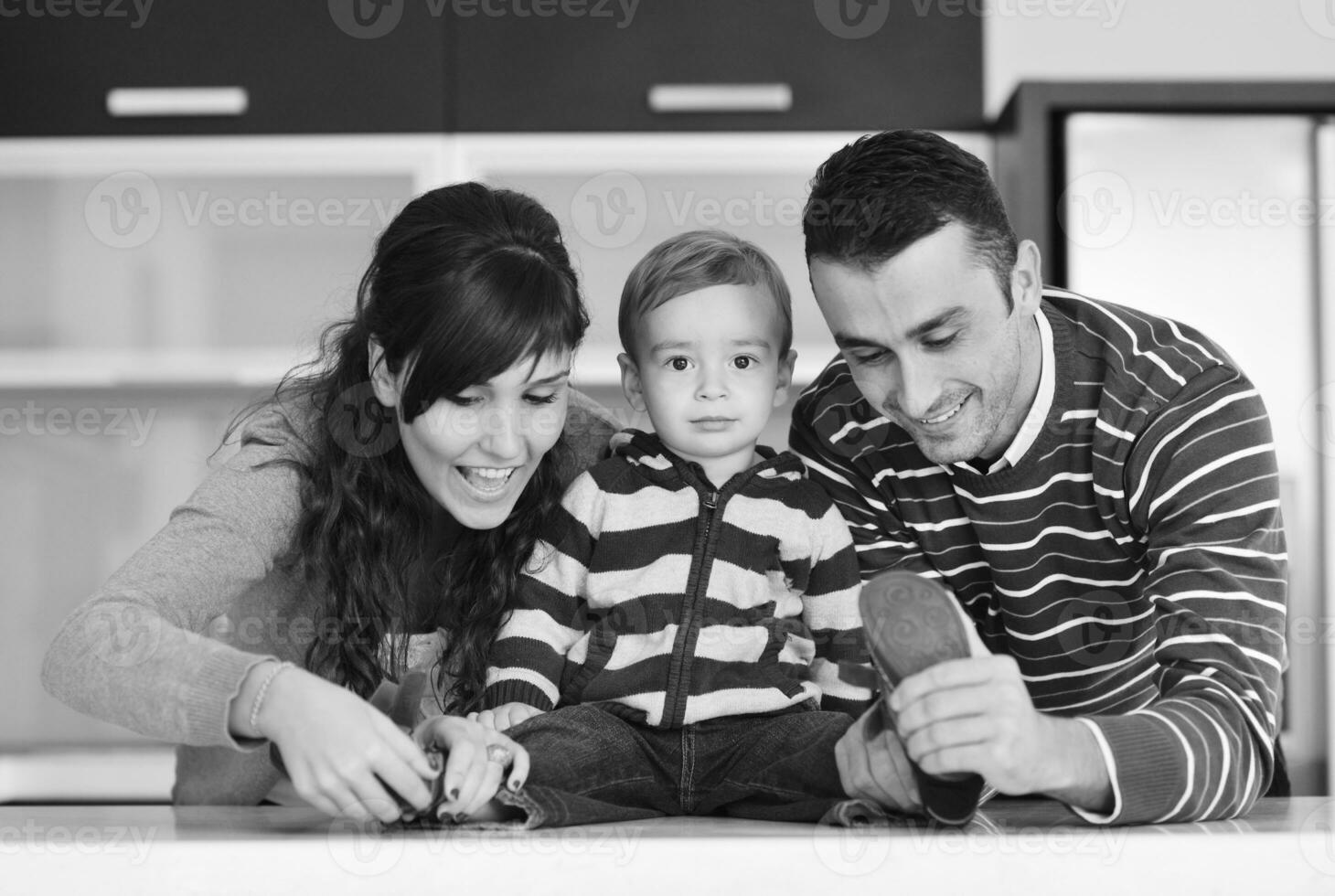 feliz jovem família se diverte em casa foto