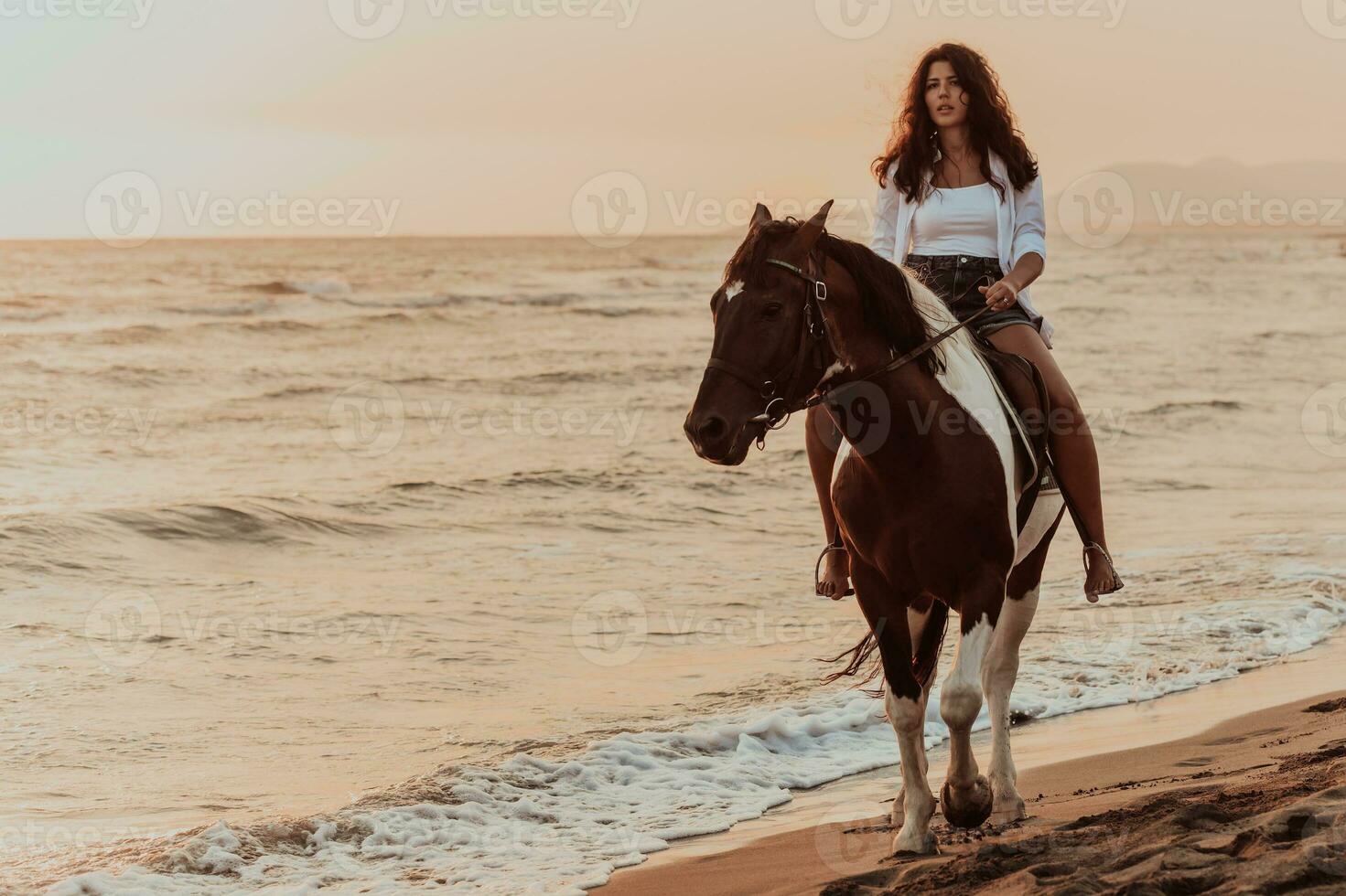 mulher com roupas de verão gosta de andar a cavalo em uma bela praia ao pôr do sol. foco seletivo foto