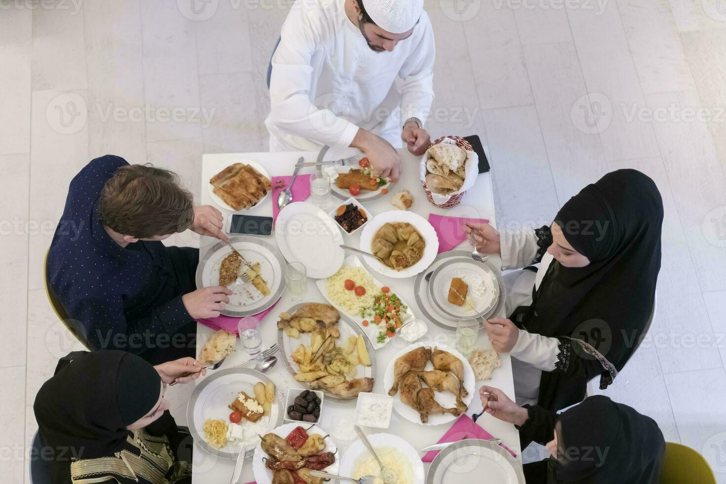 vista superior da família muçulmana tendo iftar durante o mês sagrado do ramadã foto