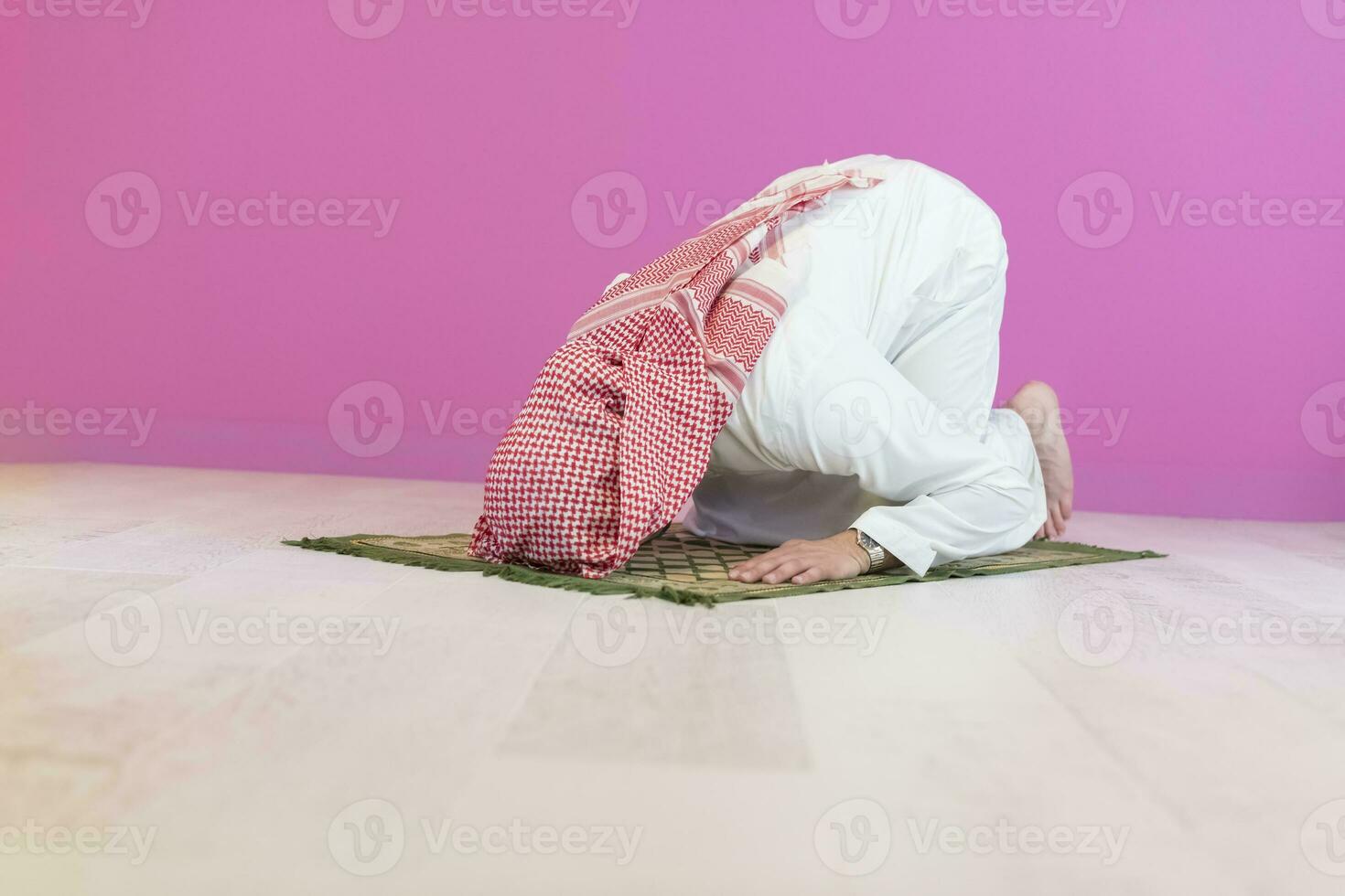 jovem muçulmano rezando salat durante o ramadã foto