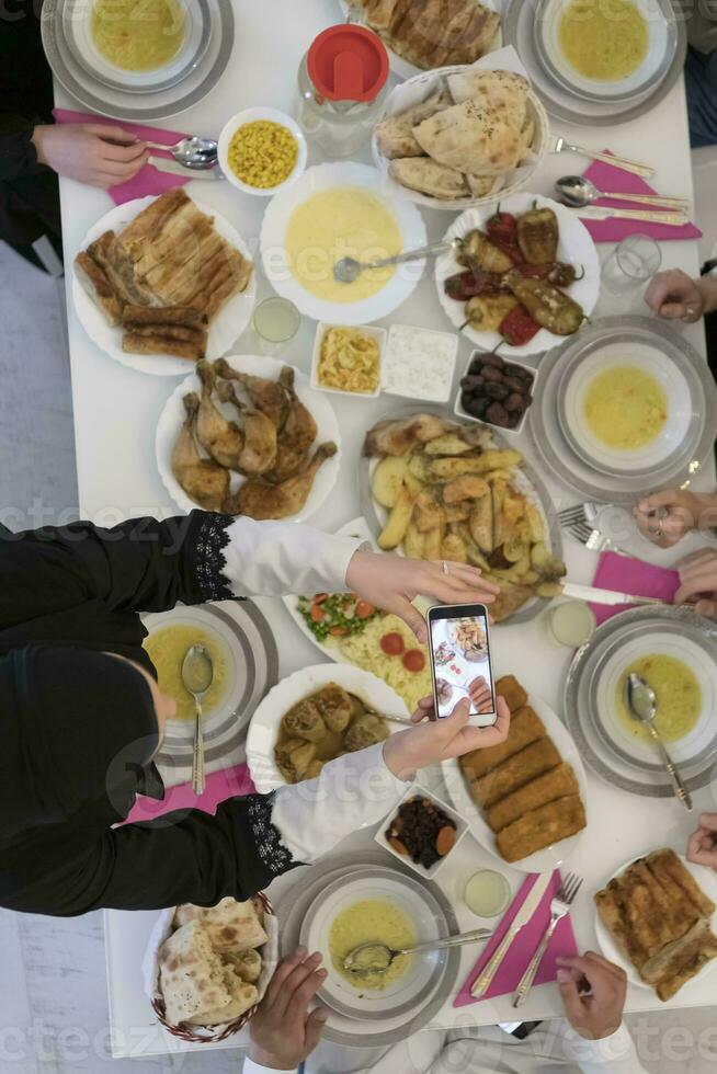 vista superior da família muçulmana tendo iftar durante o mês sagrado do ramadã foto