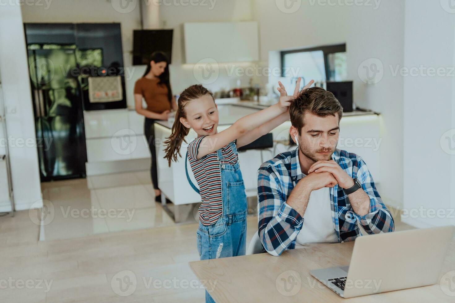 pai e filha dentro moderno casa falando juntos em computador portátil com seus família durante feriados. a vida do uma moderno família foto