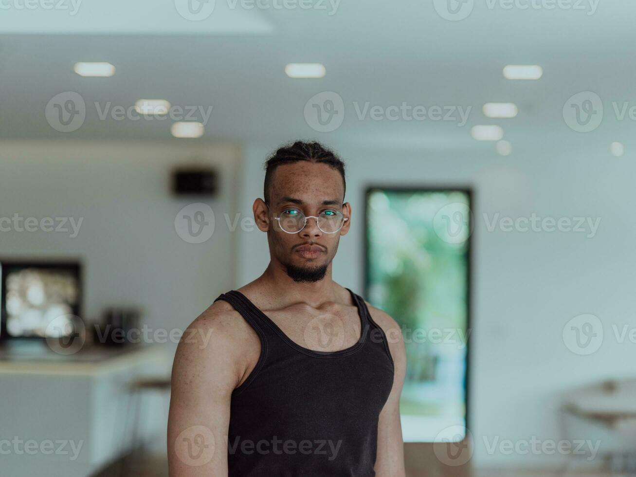 cabeça tiro do africano americano homem vestindo óculos e fones de ouvido dentro vivo quarto chão foto