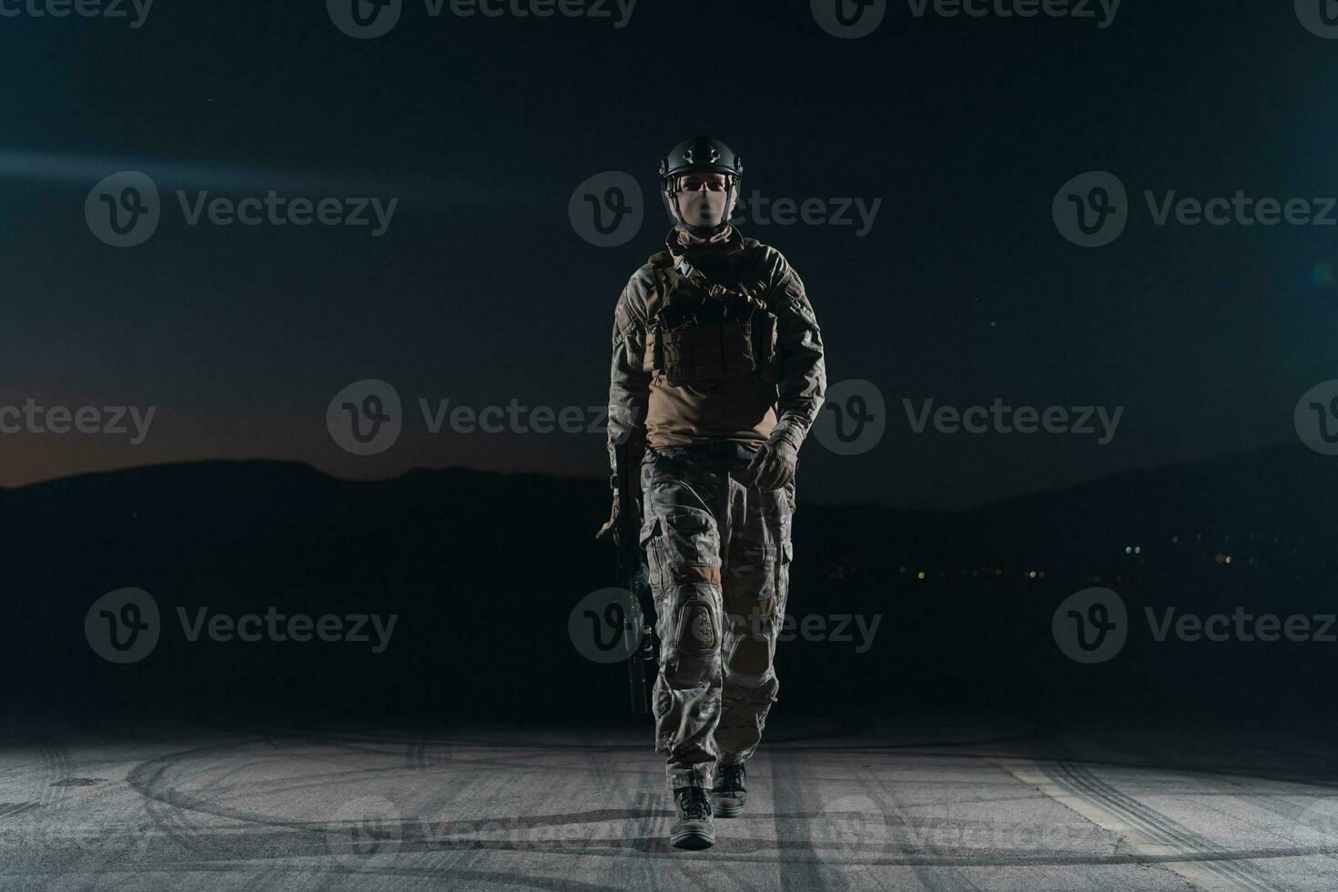 exército soldado dentro combate uniformes com a assalto rifle, prato transportadora e combate capacete indo em uma perigoso missão em uma chuvoso noite. foto