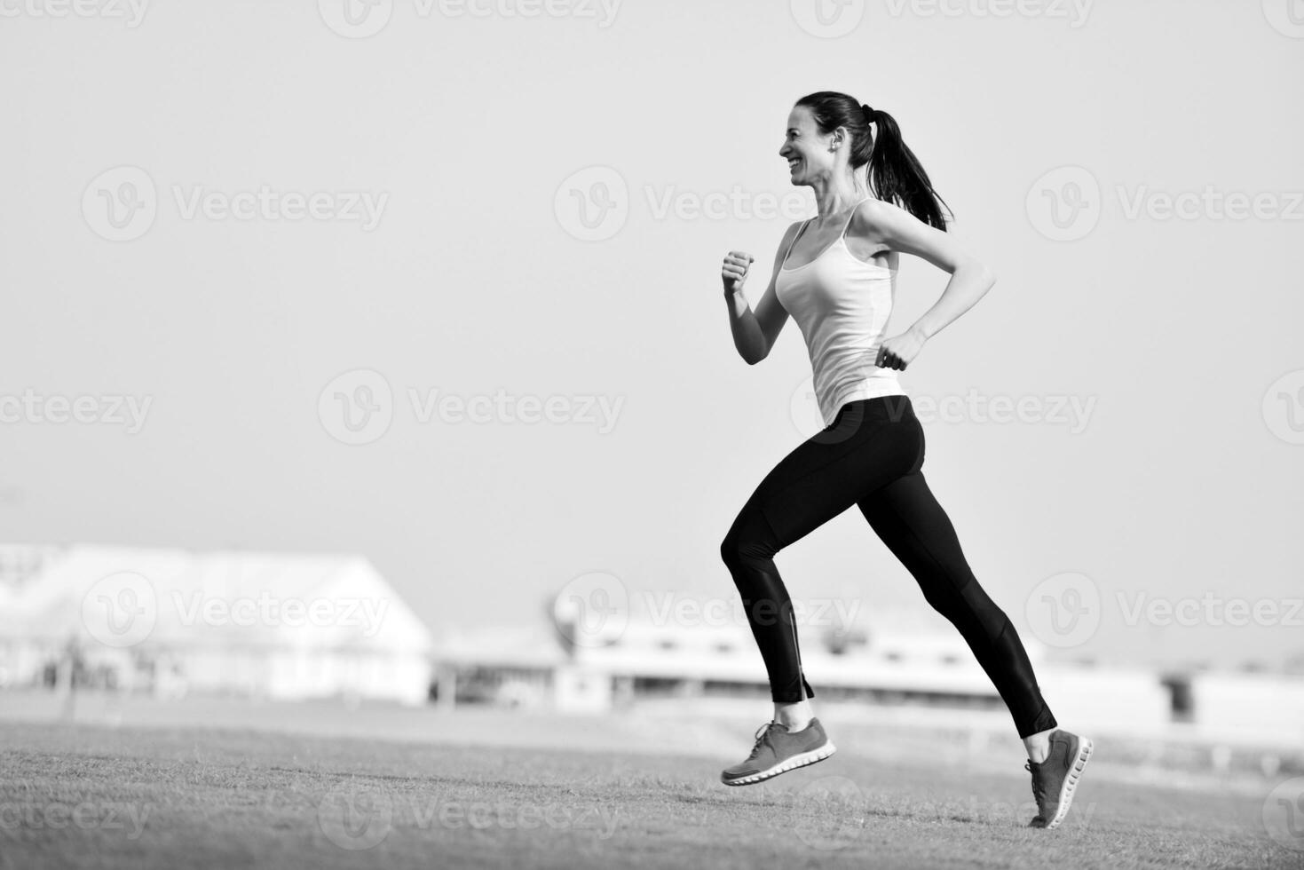 mulher correndo de manhã foto