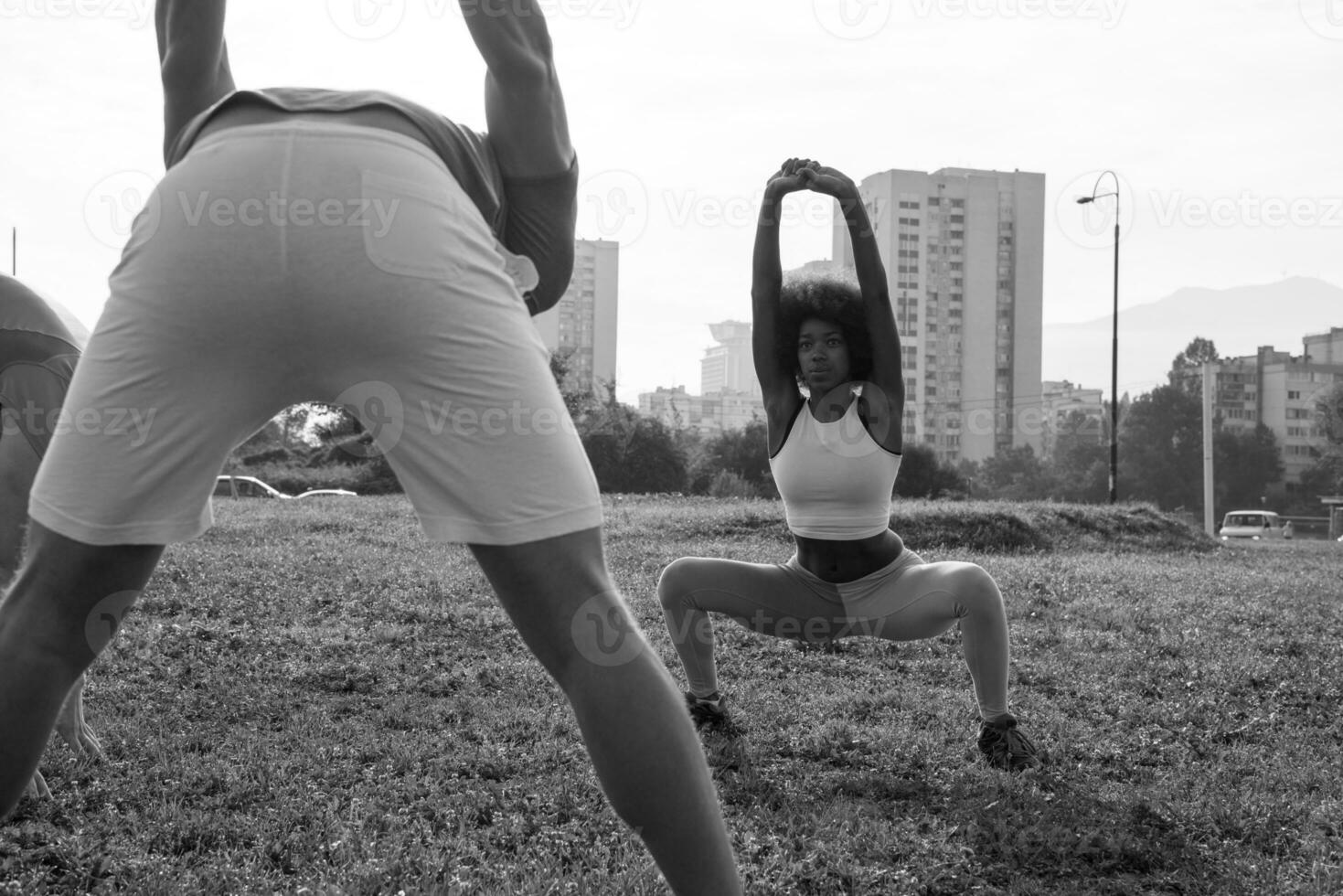 grupo multiétnico de pessoas que se estendem no parque da cidade foto