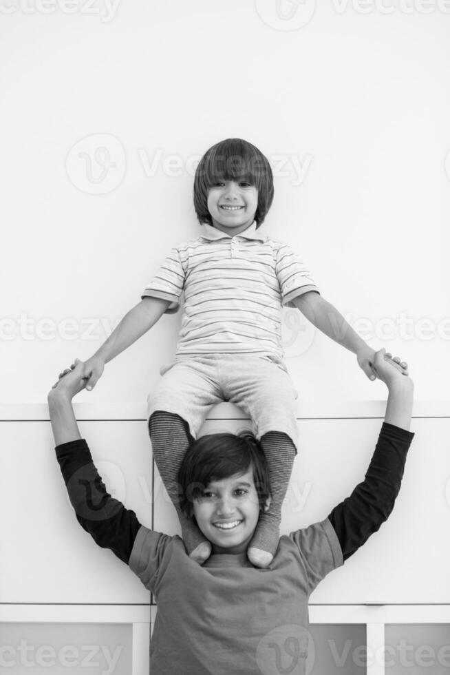 meninos posando de fila nas costas foto