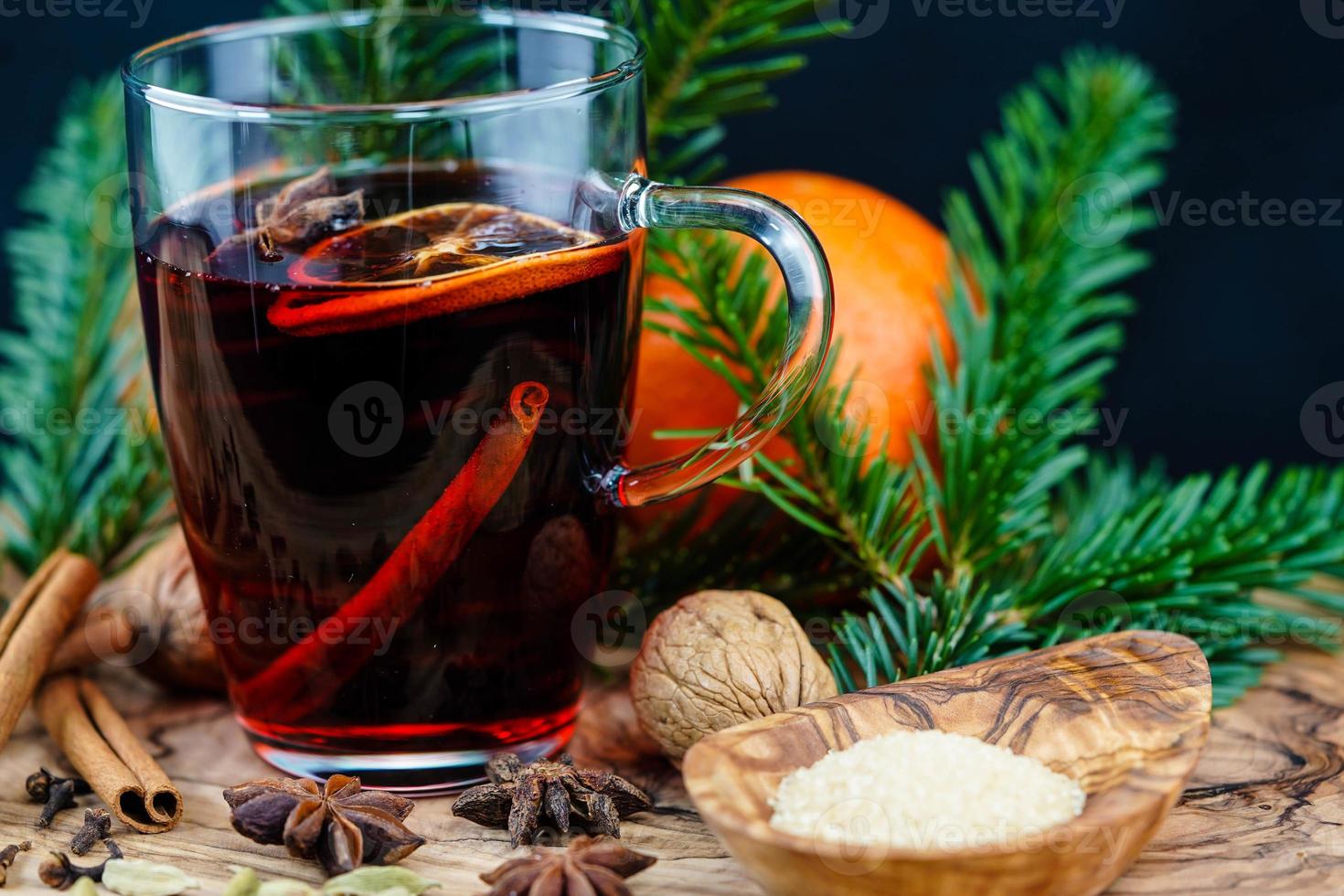 vinho quente e especiarias de natal em madeira de oliveira foto