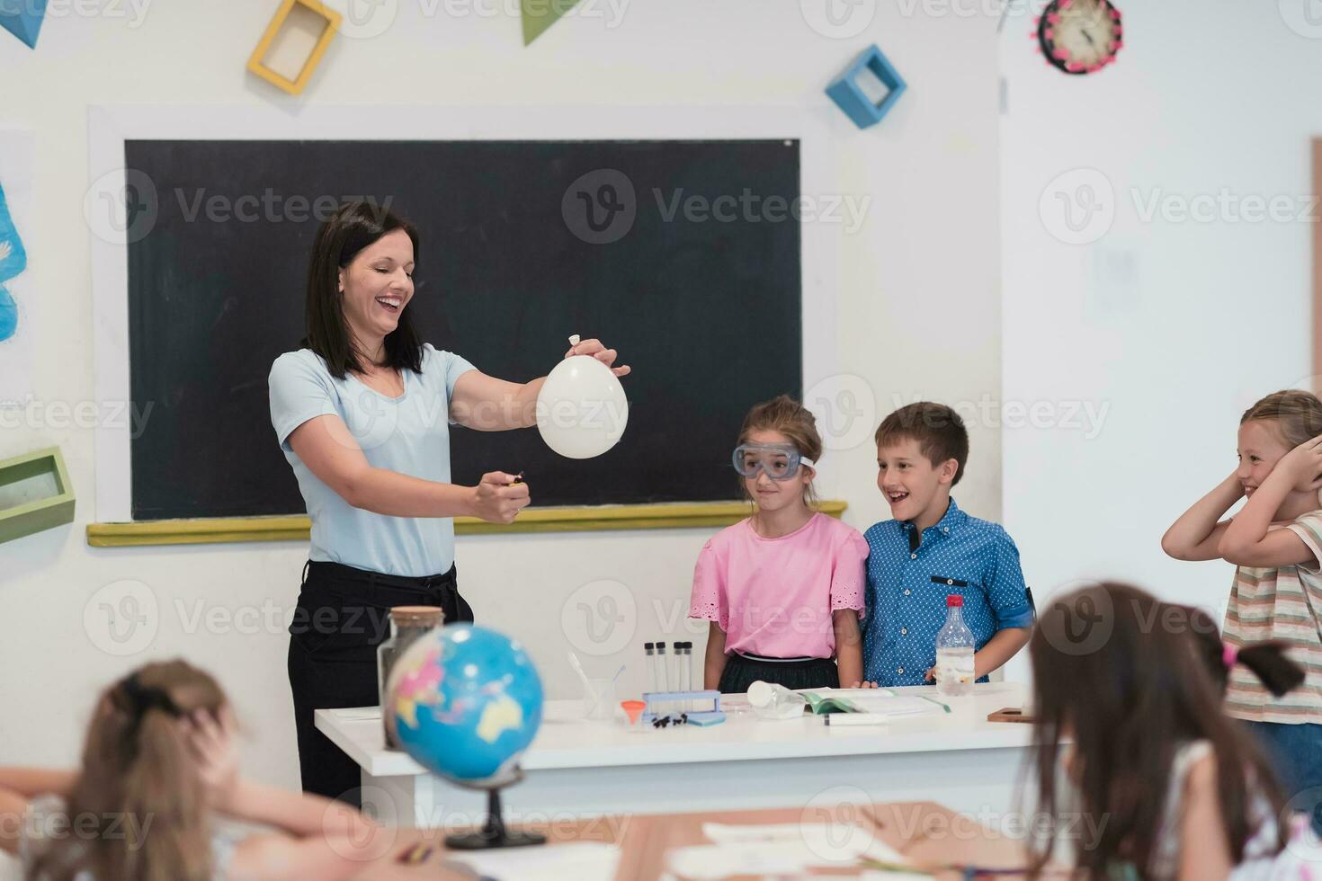 elementar escola Ciência Sala de aula entusiasmado professor explica química para diverso grupo do crianças, pequeno Garoto mistura produtos químicos dentro copos. crianças aprender com interesse foto