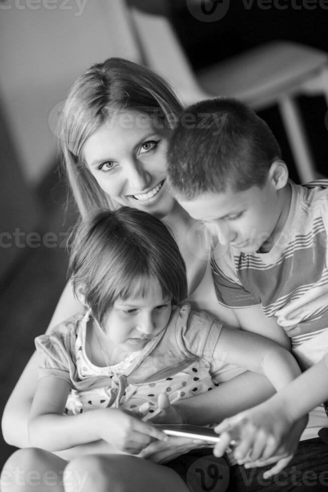 jovem família usando um tablet para fazer planos futuros foto