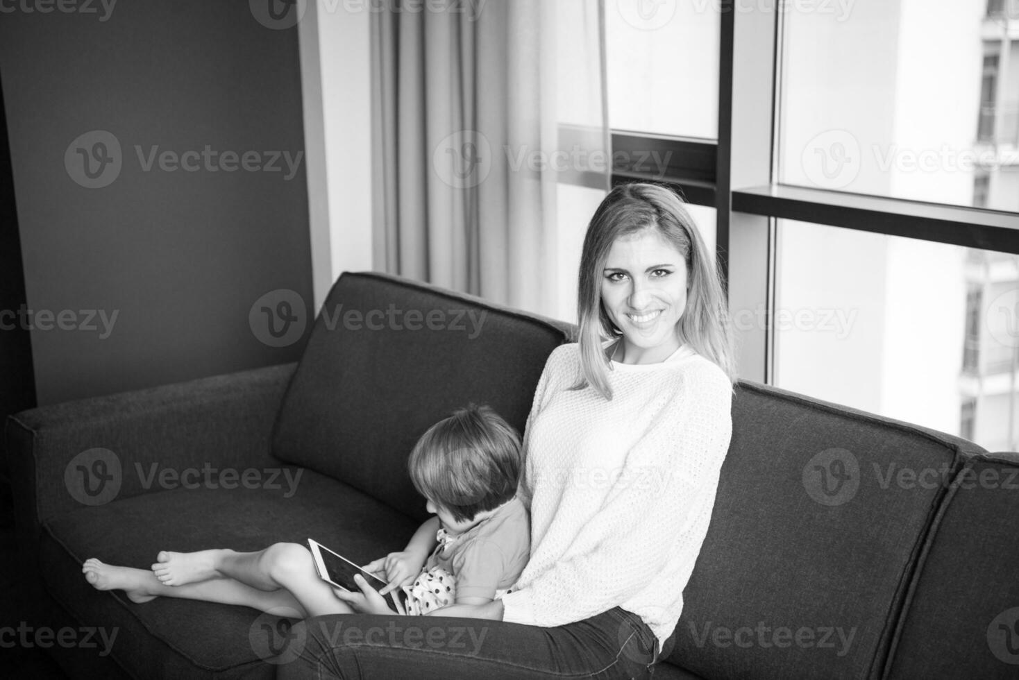 mãe e sua filha pequena estão usando um tablet foto