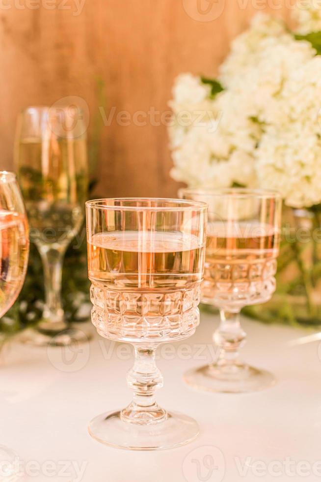 vinho rosa blush em copos. prosecco. foto