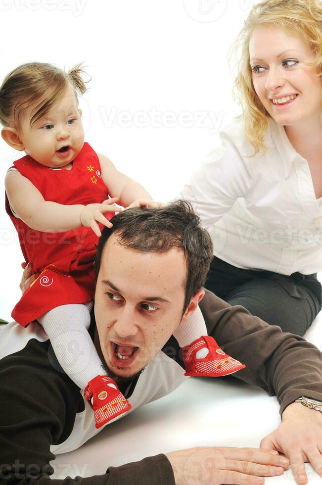 família jovem feliz juntos em estúdio foto