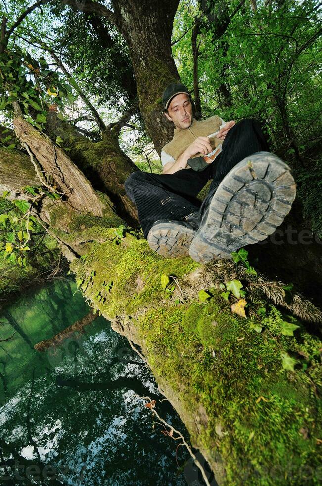 homem relaxante ao ar livre foto