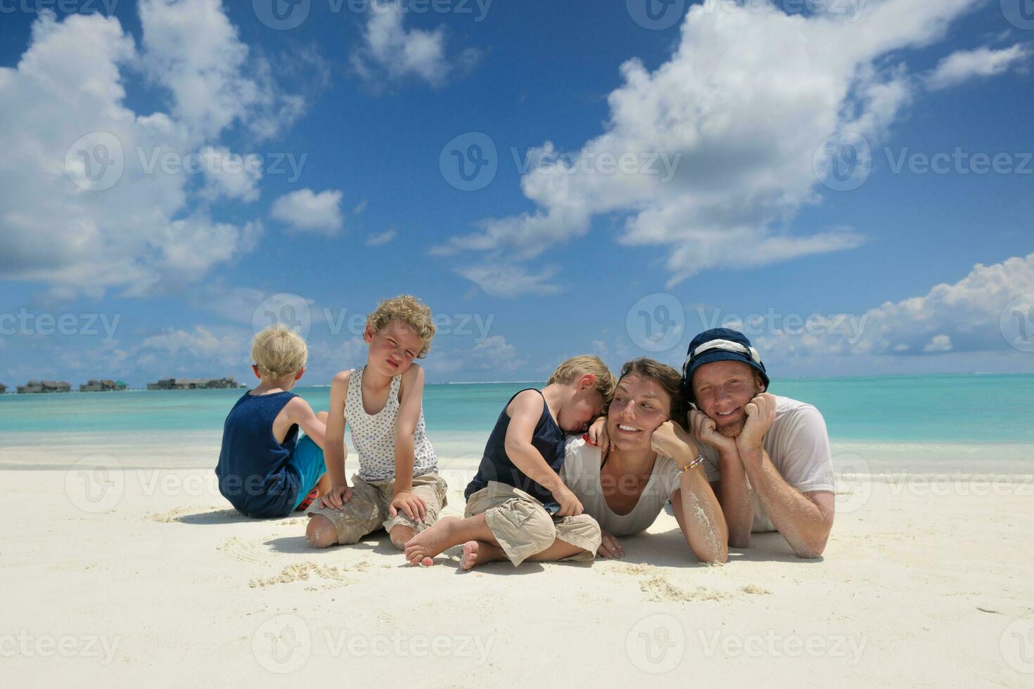 família feliz de férias foto