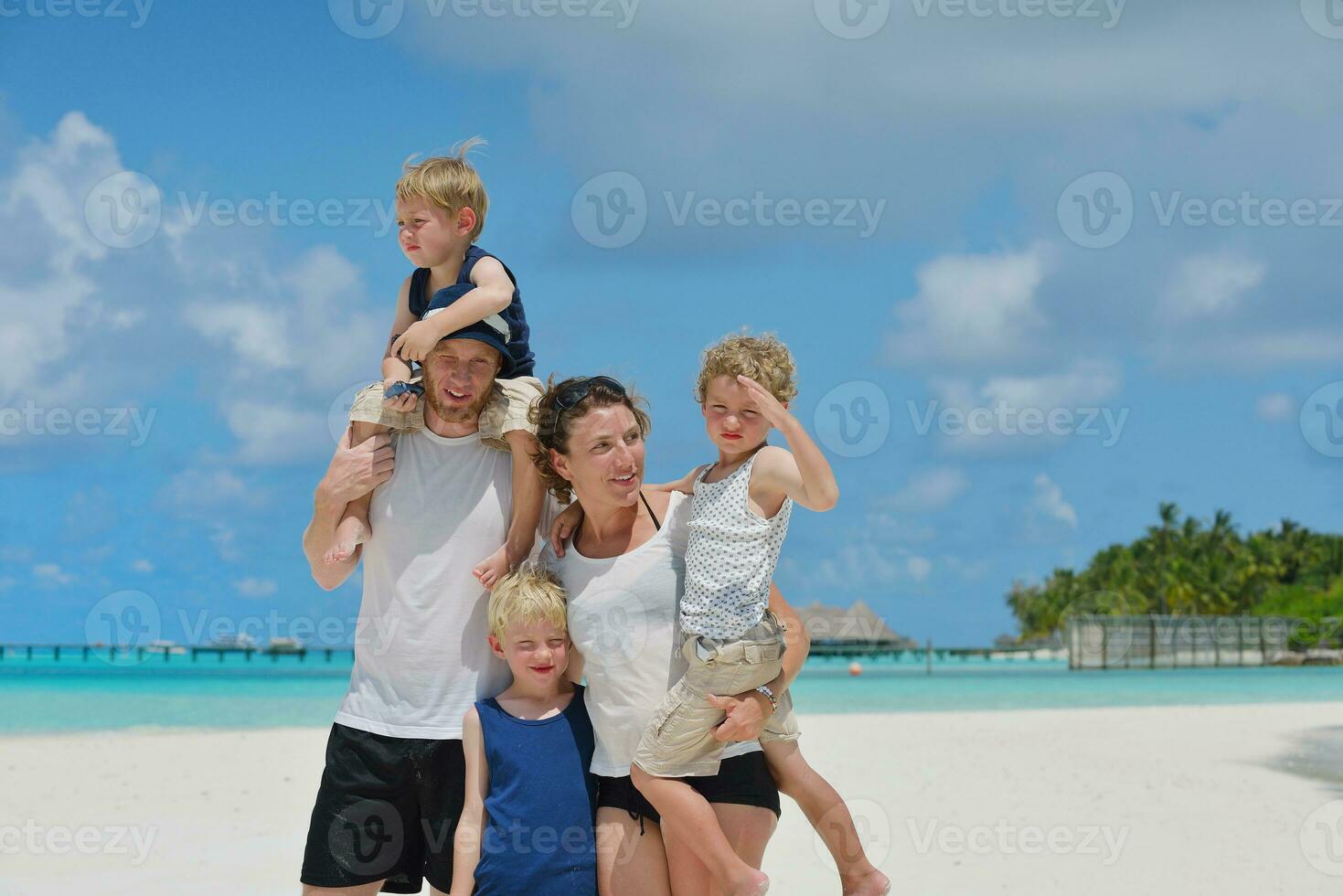 família feliz de férias foto