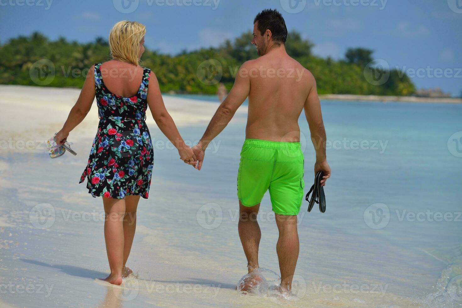 casal jovem feliz nas férias de verão se divertir e relaxar foto