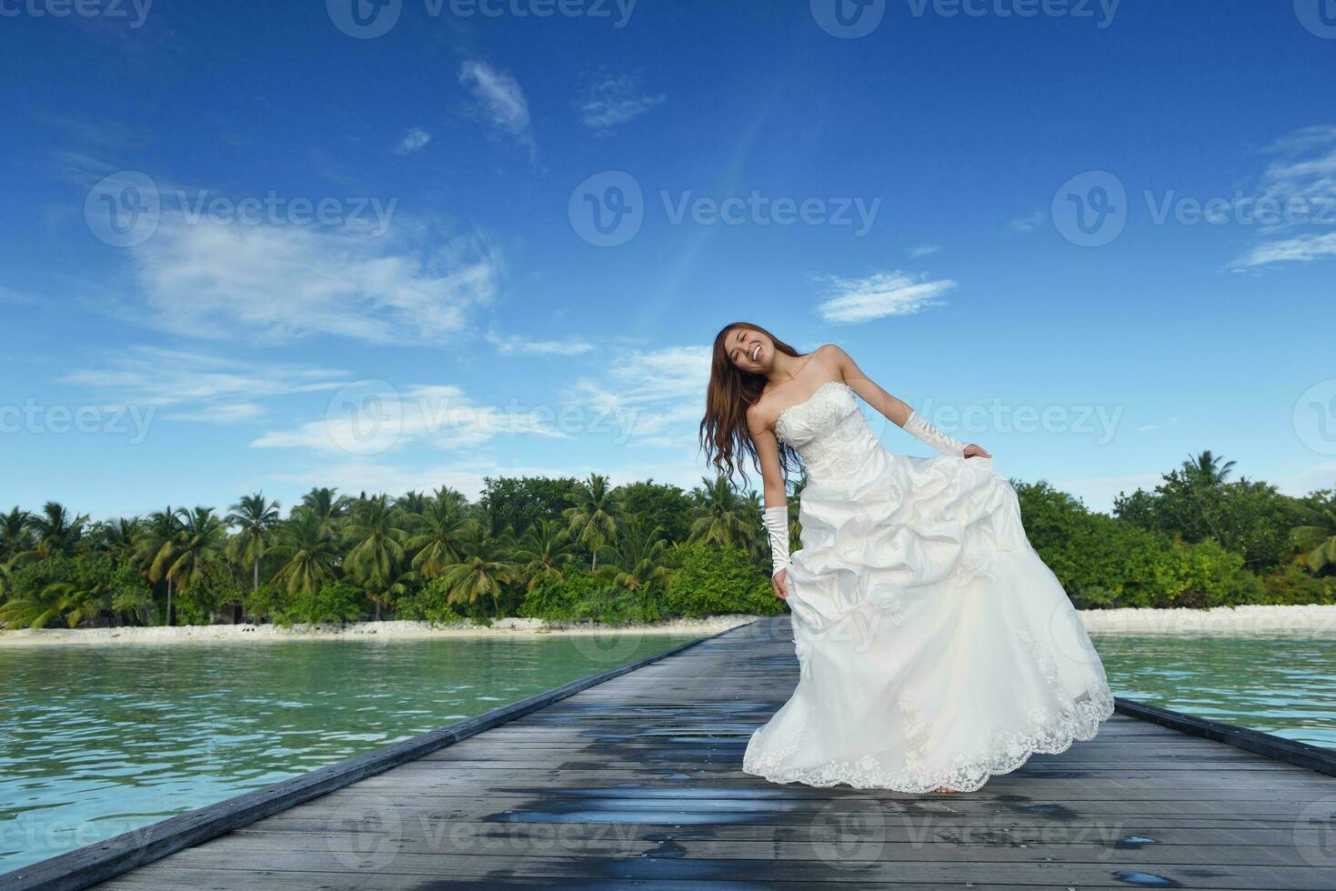 noiva asiática na praia foto