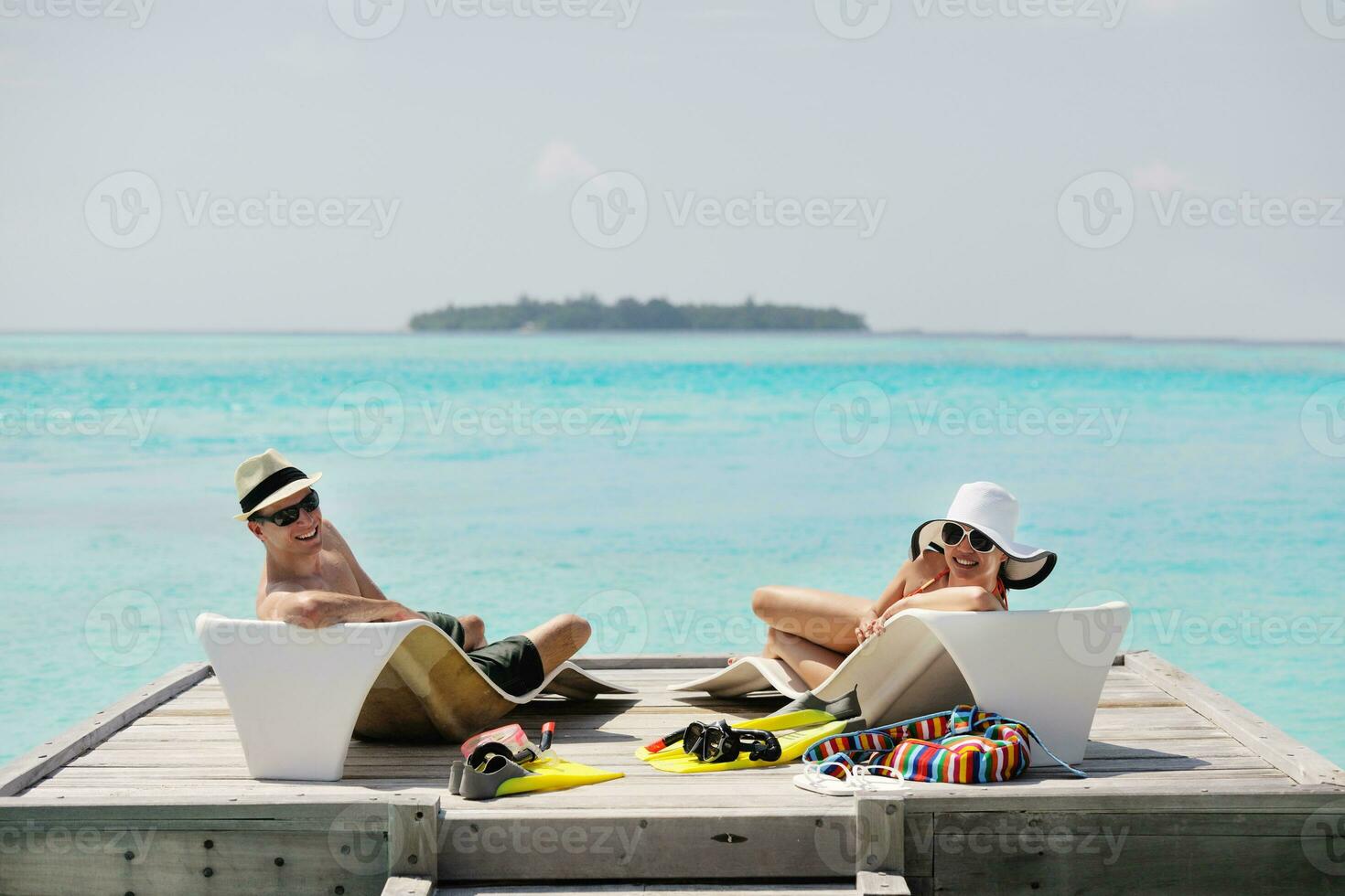 feliz casal jovem se divertir na praia foto