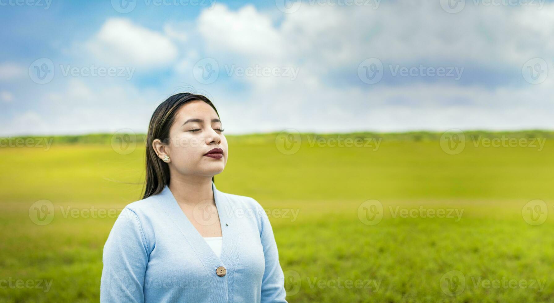 uma jovem mulher respiração profundamente dentro a campo, uma jovem menina respiração fresco ar dentro a campo, jovem mulher respiração fresco ar dentro a campo dentro a manhã foto