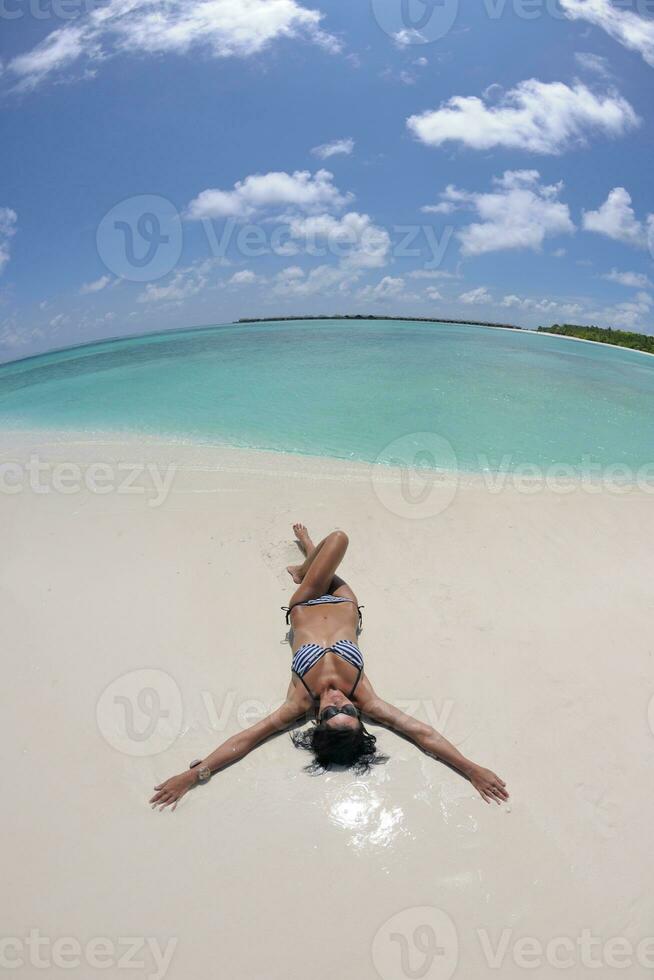 feliz casal jovem se divertir na praia foto