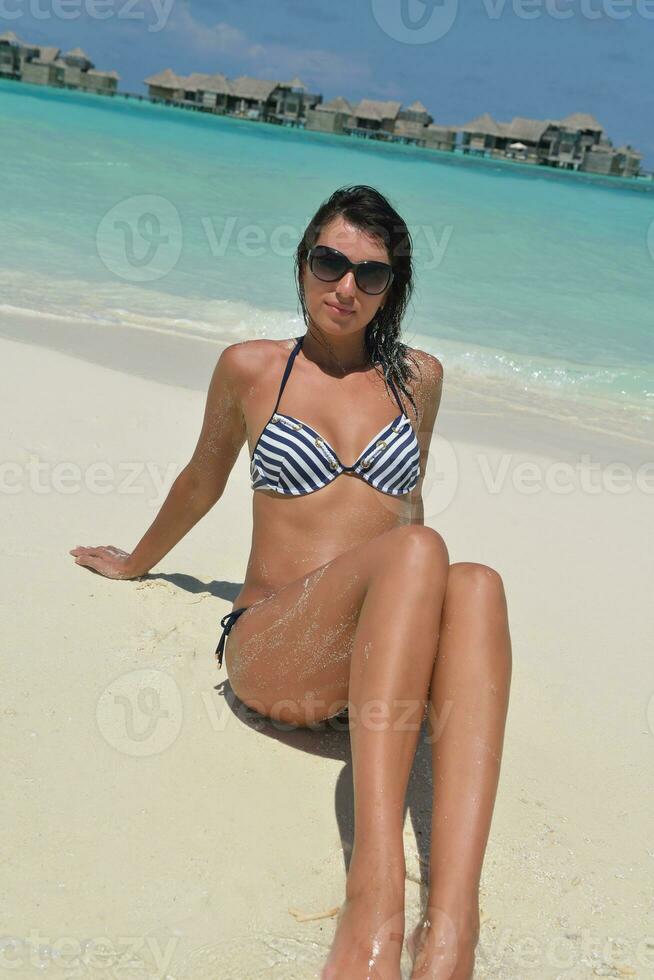 bela jovem na praia se divertir e relaxar foto