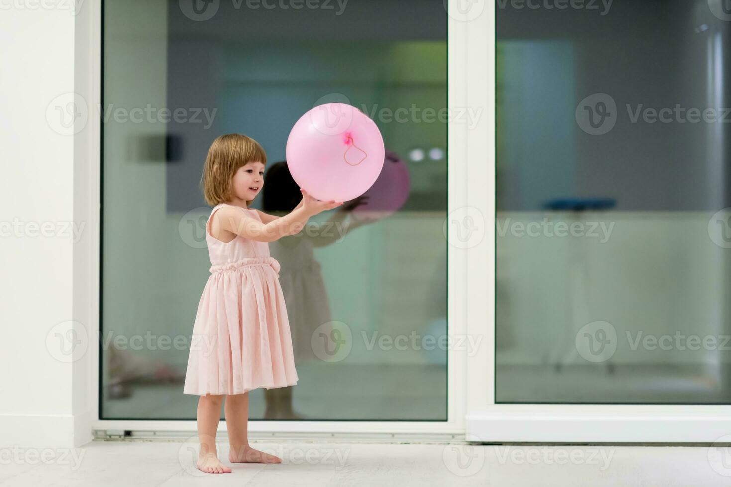 menina bonitinha brincando com balões foto