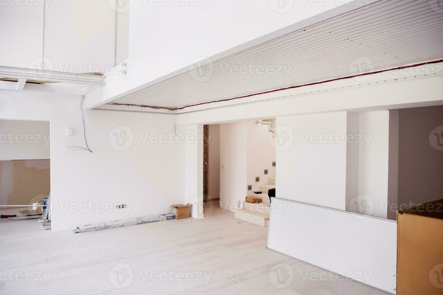 interior do apartamento de dois níveis de espaço aberto moderno e elegante vazio foto