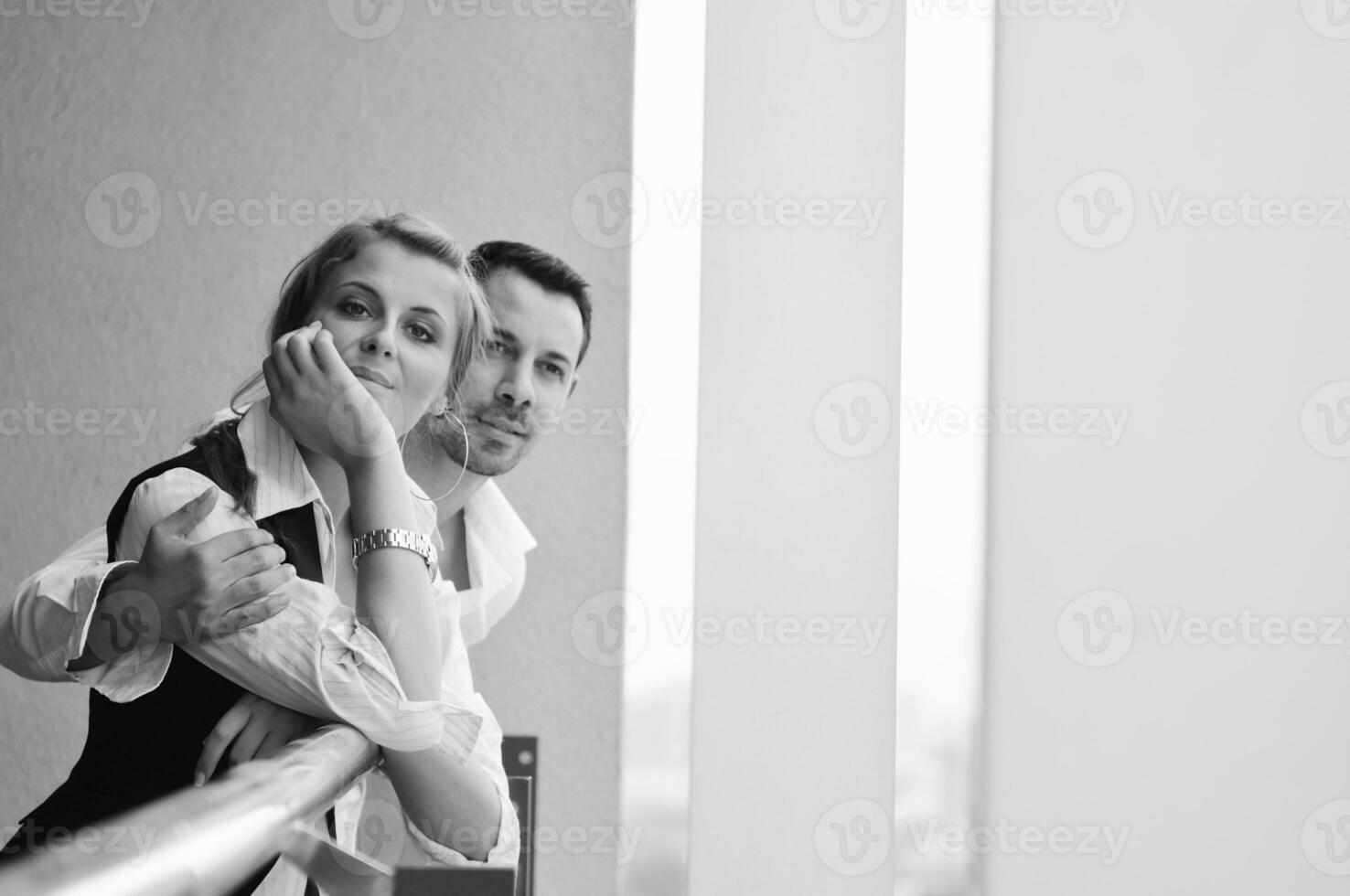 casal feliz romântico na varanda foto